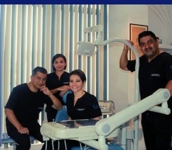 Equipo Sdent junto a la unidad dental