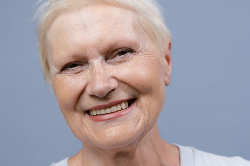 Mujer adulta mayor sonriendo